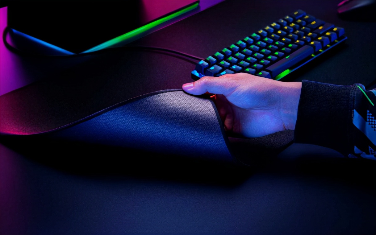 雷蛇凌甲虫游戏鼠标垫快速体验,雷蛇lpl限定款重装甲虫鼠标垫测评