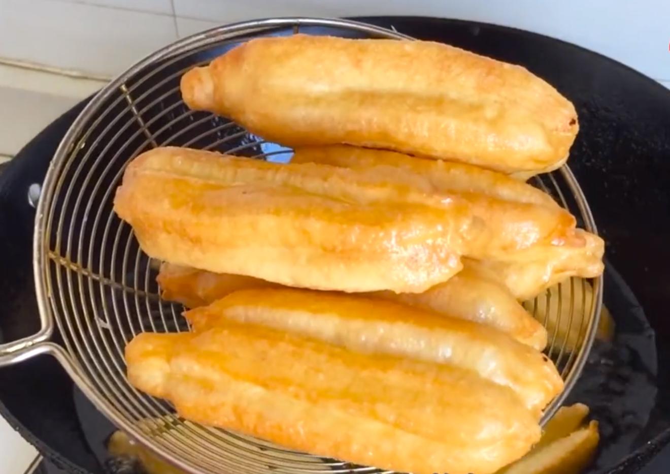 大厨教你一个简单的炸油条方法,油条师傅炸油条经验配方