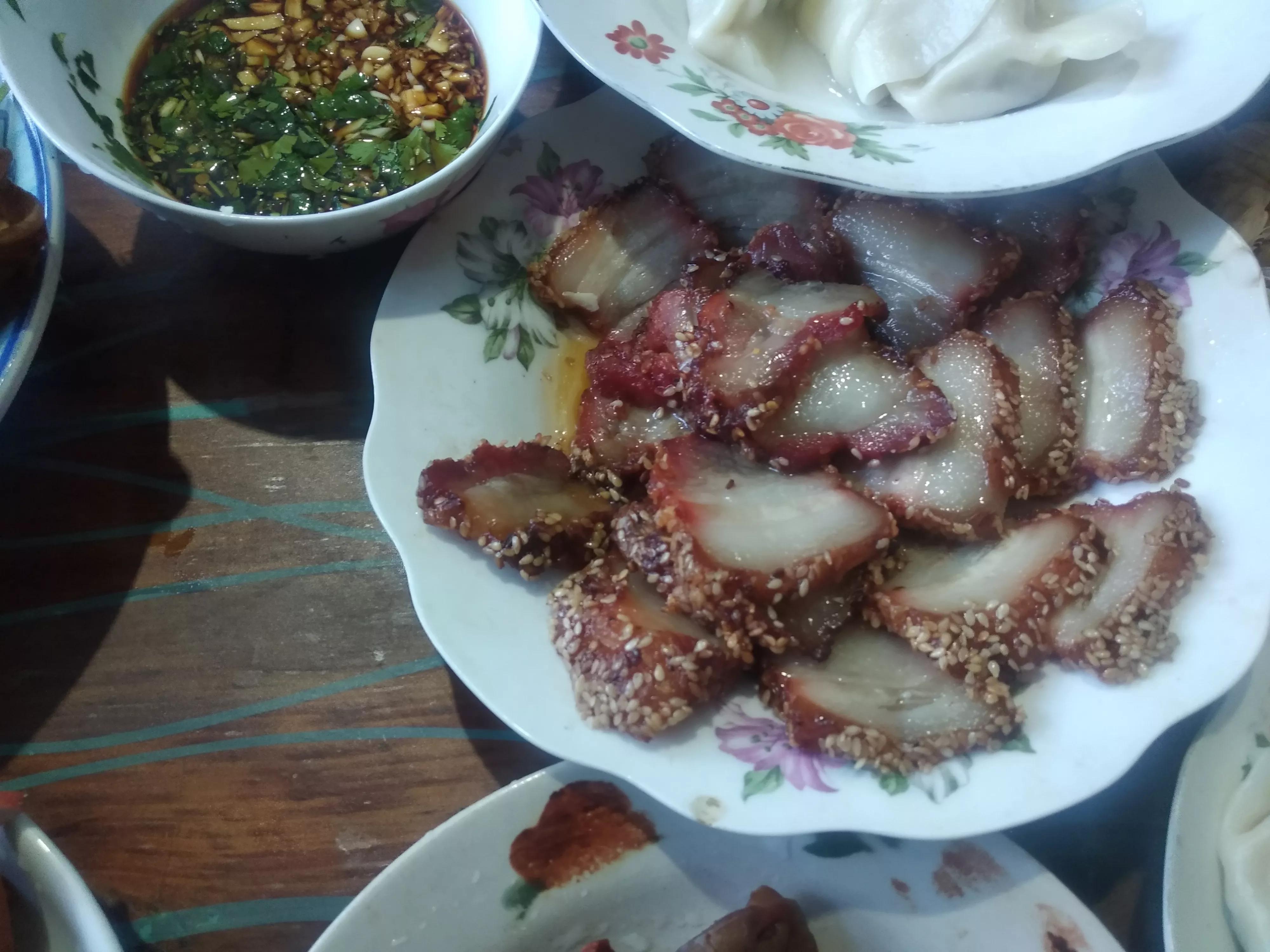 周末陪老丈人卖秋菜，丈母娘做了一大桌菜，网友：还有小姨子没