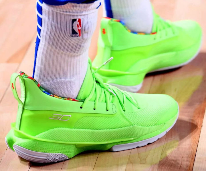 免费让联盟最红的两位明星“义务代言”，这个品牌不火都不行