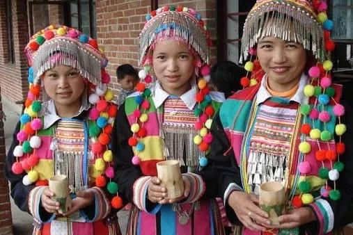 云南少数民族服饰图片,最好看的云南民族服饰