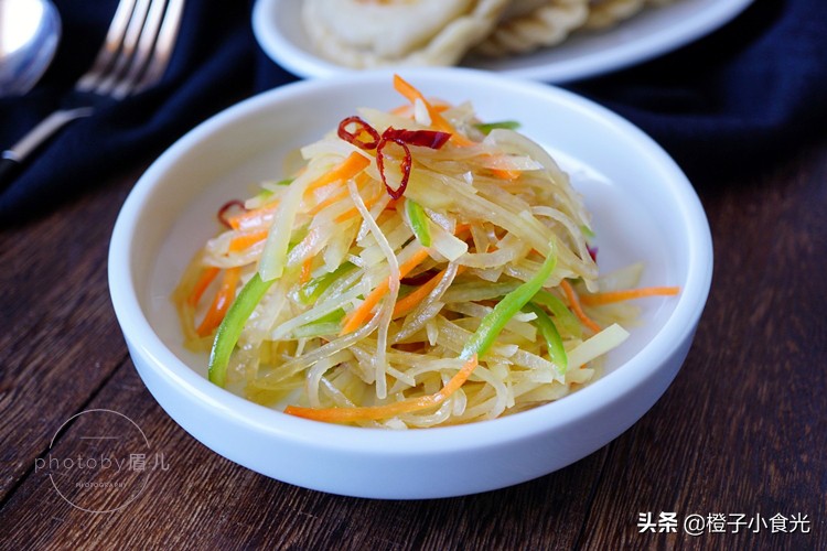 十多种凉拌菜满足炎热天气的味蕾,炎热的天气吃碗冷稀饭配凉拌菜