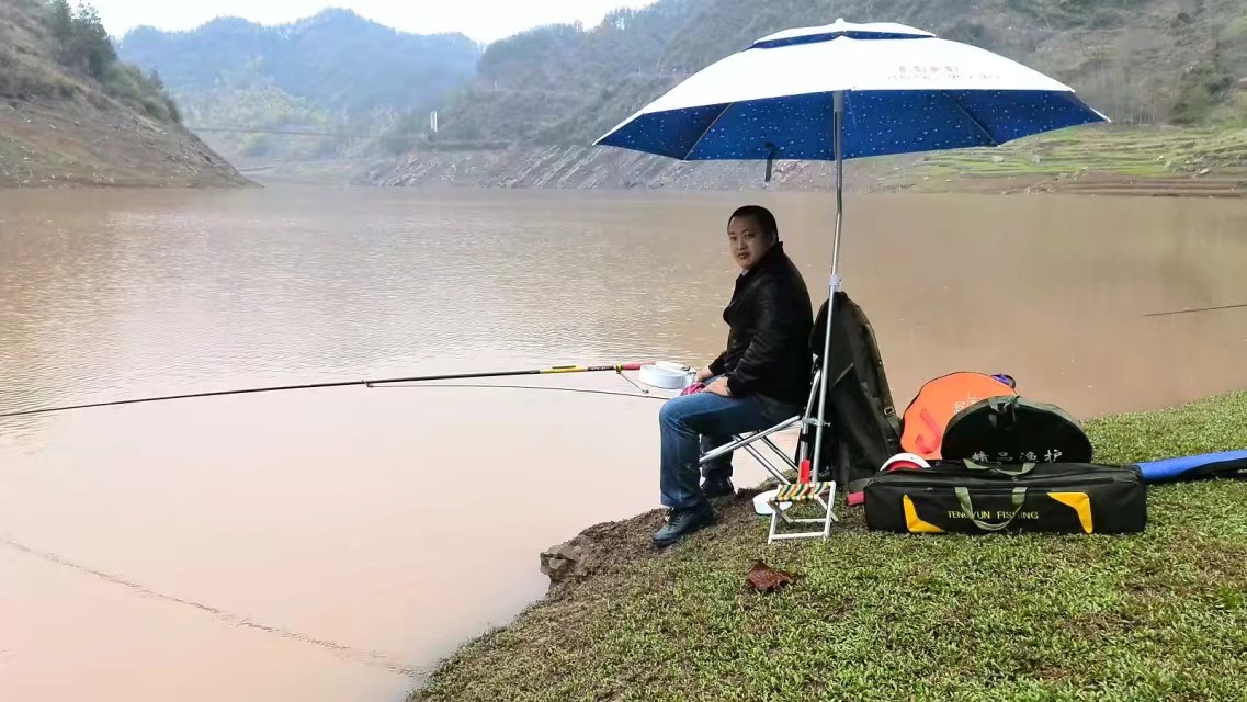 在钓台上钓鱼用钓椅好还是钓箱好,钓鱼大家用钓椅还是钓箱还是钓台