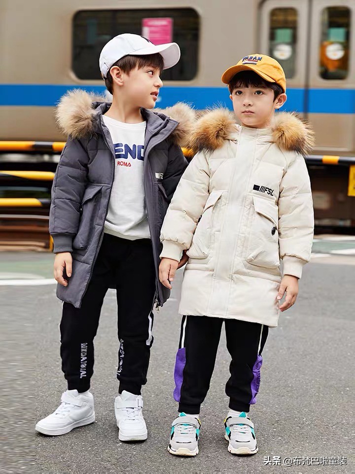 童装年终大促促销活动,吸引顾客的童装促销打折牌子