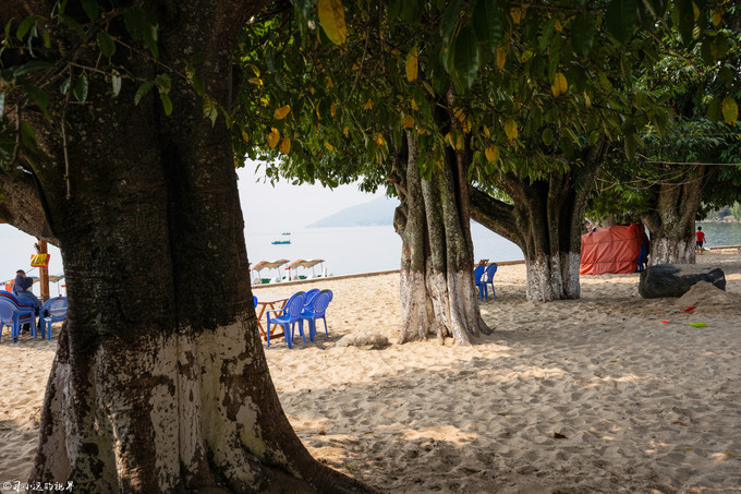 在高山湖泊边拍摄的风景照片湖底,绝美天池风光摄影照片