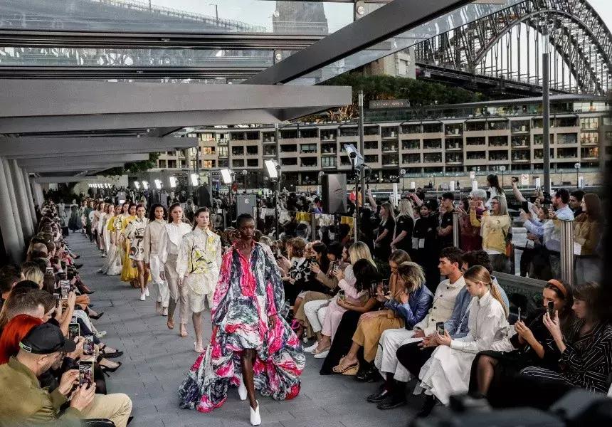 法国巴黎时装周春季限量单品,巴黎时装周宽松款流行