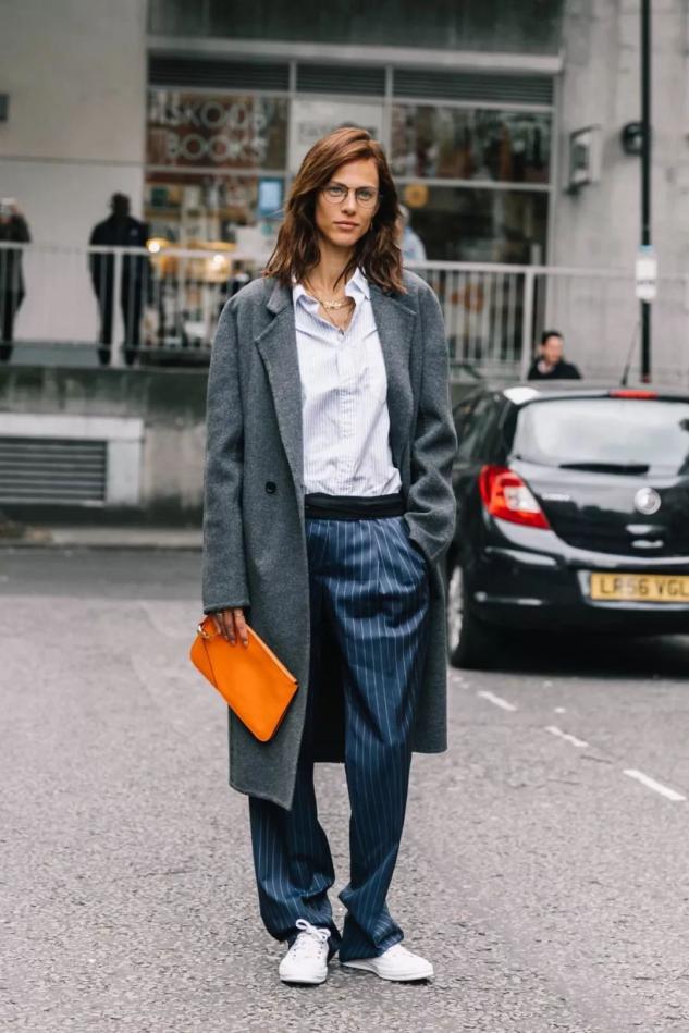 女生什么颜色的大衣显瘦还显白,驼色和深灰色毛呢大衣哪个显白