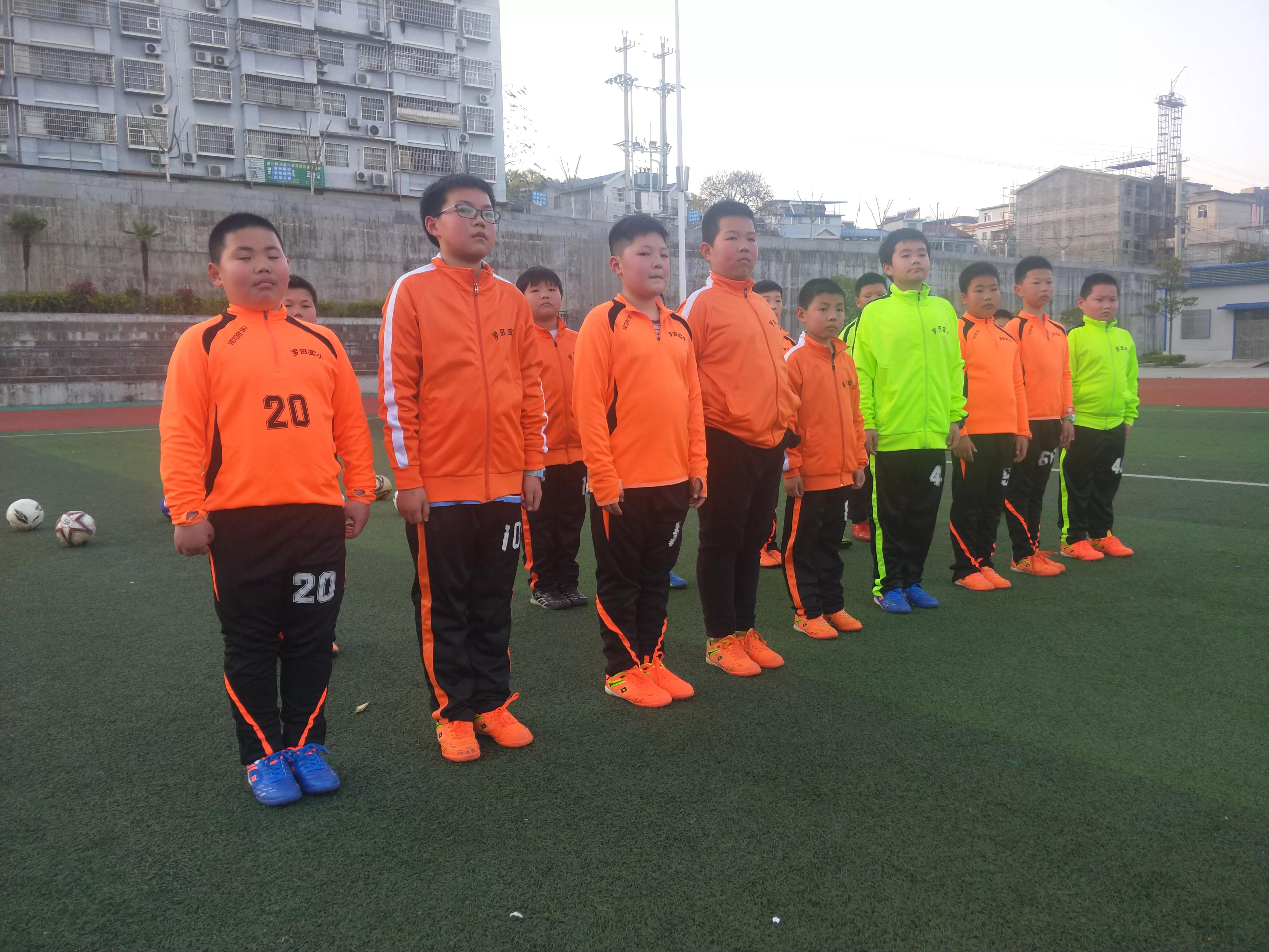 青少年足球注重训练还是比赛,青少年足球运动的指导思想