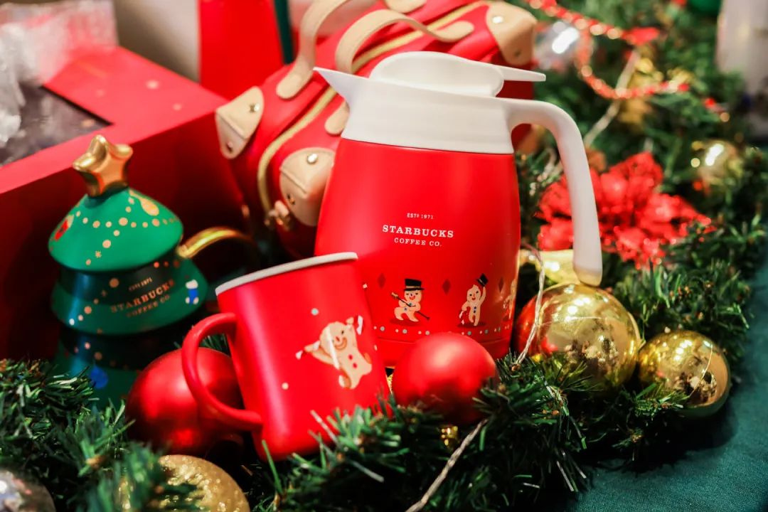 瑞幸星巴克圣诞新品,瑞幸圣诞咖啡杯包装