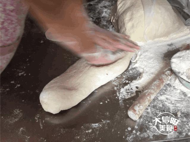 探店：信阳这家十年无名包子铺，据说排队到腿软也要吃？