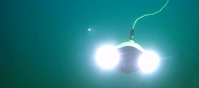 在高山湖泊边拍摄的风景照片湖底,绝美天池风光摄影照片