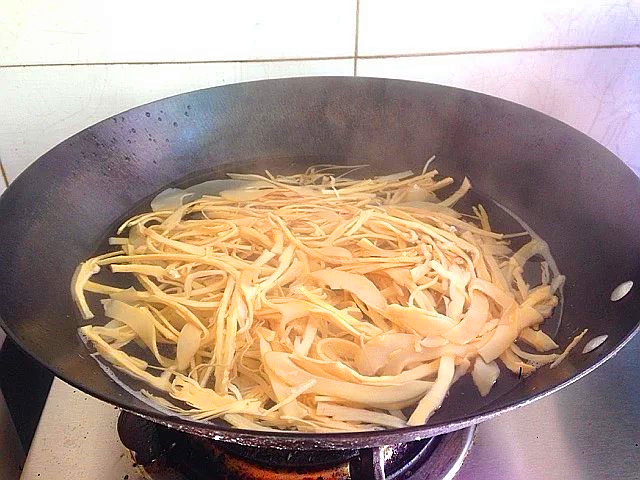 老笋烧肉的家常做法,鲜笋炒肉春日里最爱的一道菜