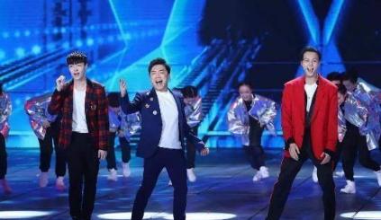 贾玲李宇春同台跳舞漫不经心,贾玲模仿李宇春众人纷纷称赞真像