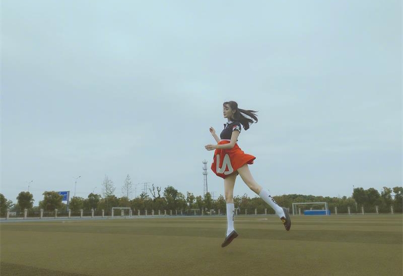 张天爱黄绿条纹袜子,张天爱分享足球袜穿搭秘籍