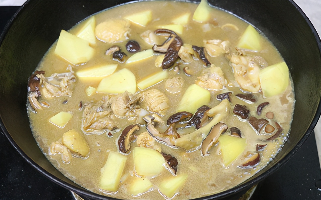 热门黄焖鸡这样做鲜嫩不柴,美味黄焖鸡简单易做又下饭