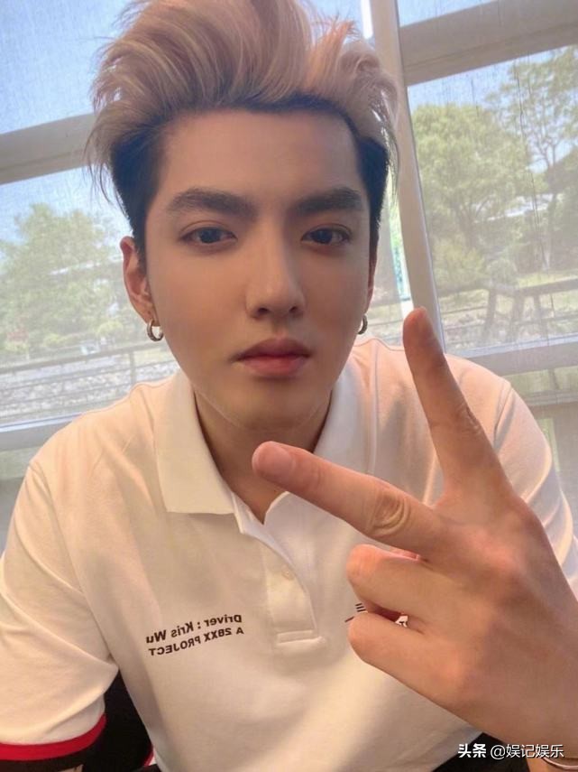 吴亦凡被刑拘，同小区业主看到他被抓走，粉丝深夜去探视无果