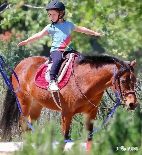 小七甜蜜献吻贝克汉姆,贝克汉姆吻小七引争议视频