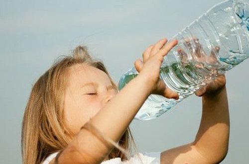 宝宝误食502胶水后有什么症状,2岁宝宝误食502胶水怎么办