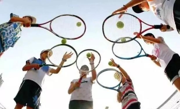 足球教练教学生们踢球,踢球就要找专业的教练