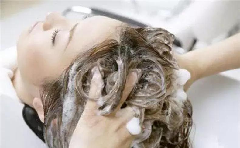 头皮痒头屑多脂溢性皮炎怎么解决,头皮油头屑大块还多脂溢性皮炎