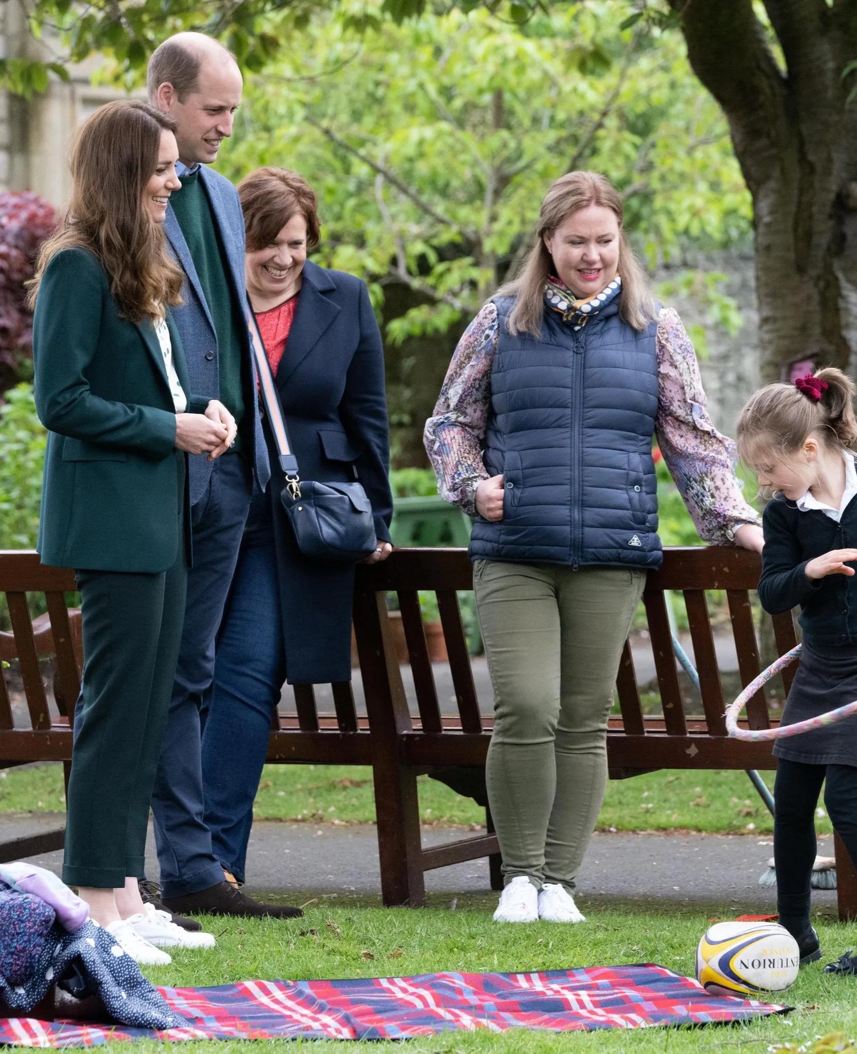 凯特用行动播撒爱，穿粉裙会见白血病女孩，曾经的承诺不曾忘记