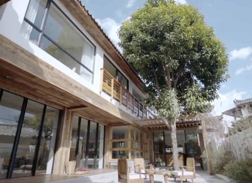 5姐妹同居养老引热议：她们为何花费400万买旧房建别墅安家？