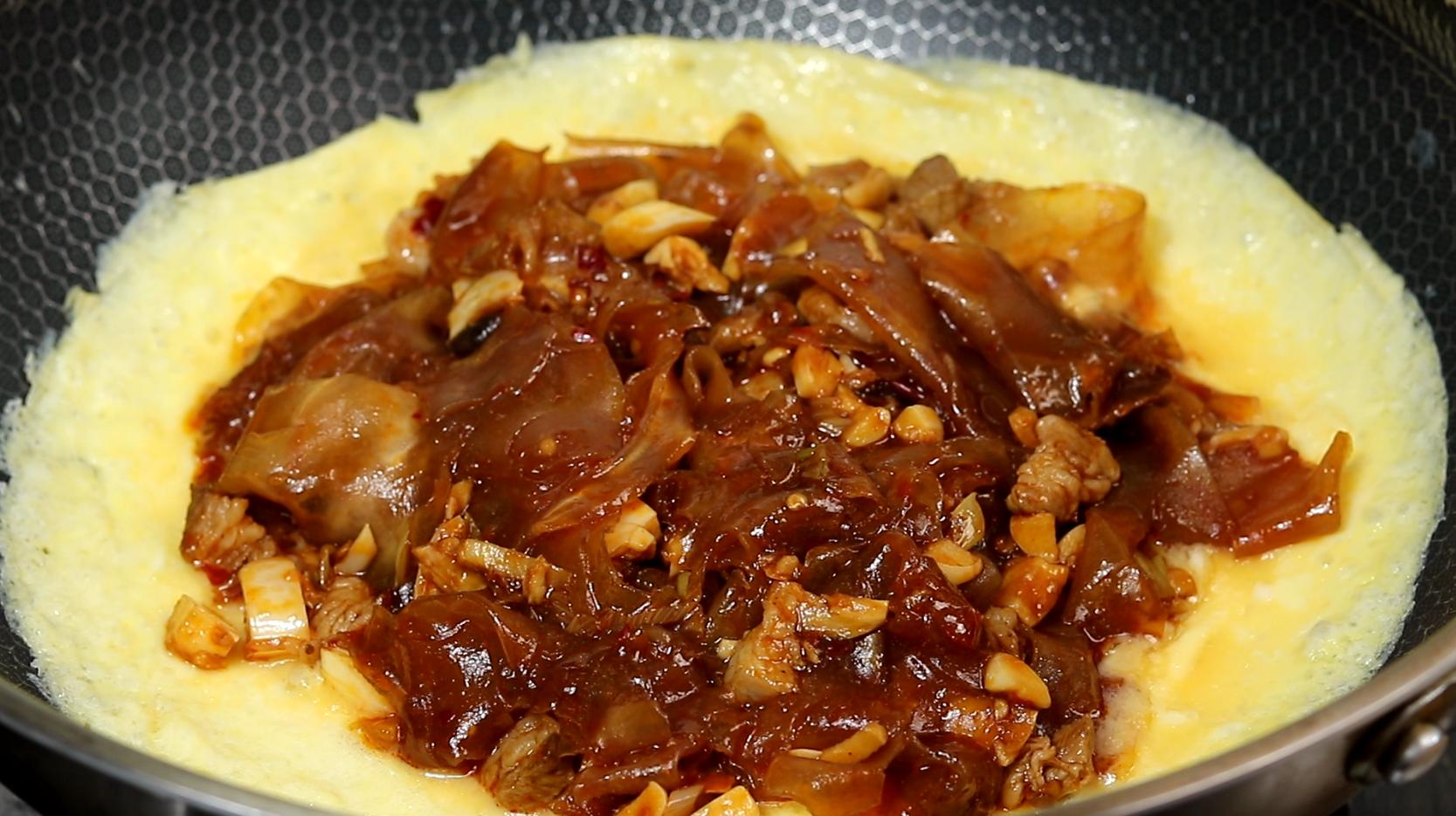 入秋后就馋这菜，打5个鸡蛋一焖，营养美味又解馋，一周5次吃不够