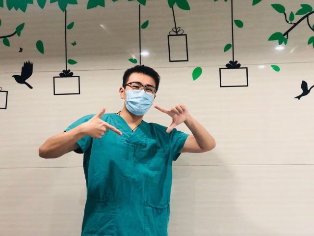 武汉重症病区，邵逸夫医院男护士主动当起10岁小患者的“私人家教”