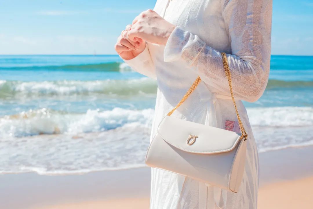 英国女王拿过的包包,英国伊丽莎白女王二世包包