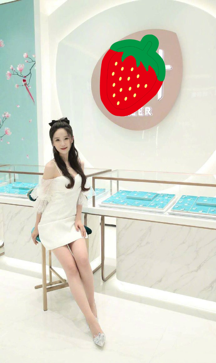 李一桐新剧造型美出新高度,李一桐穿深v纱裙