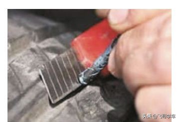 轮胎侧面被刮掉一小块皮怎样修补,轮胎侧面蹭掉一小块橡胶怎么修补