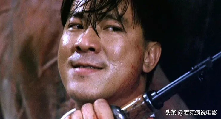 他将饰演警察当职业来做，影坛再也找不出他这样的阿sir专业户了