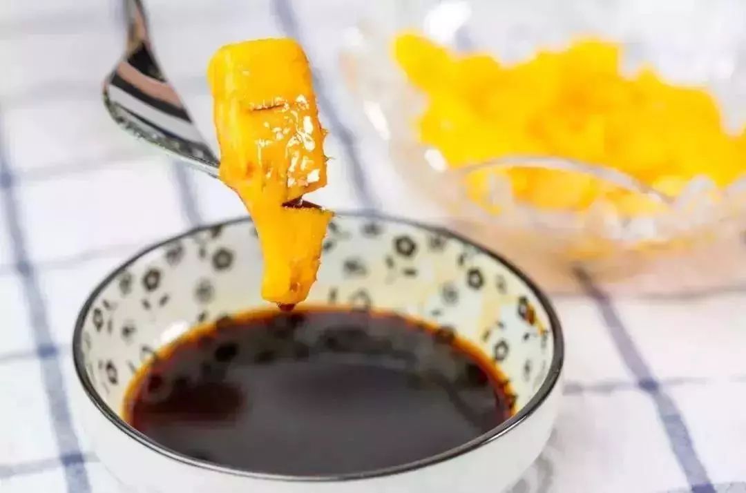 芒果蘸酱油的最佳吃法,芒果蘸辣椒是哪里的吃法