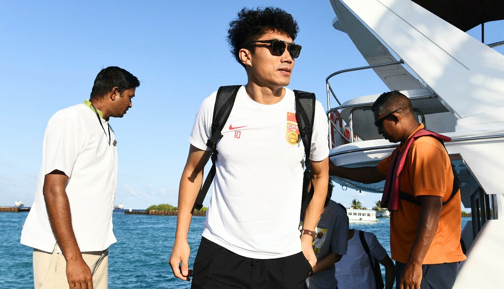 国足郑智穿西装照片,艾克森晒与郑智张琳芃合影