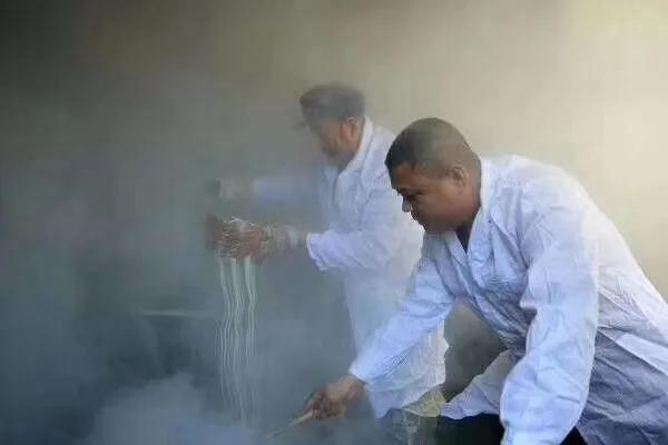 27军退伍老兵，东南亚卖粉条年入300万！