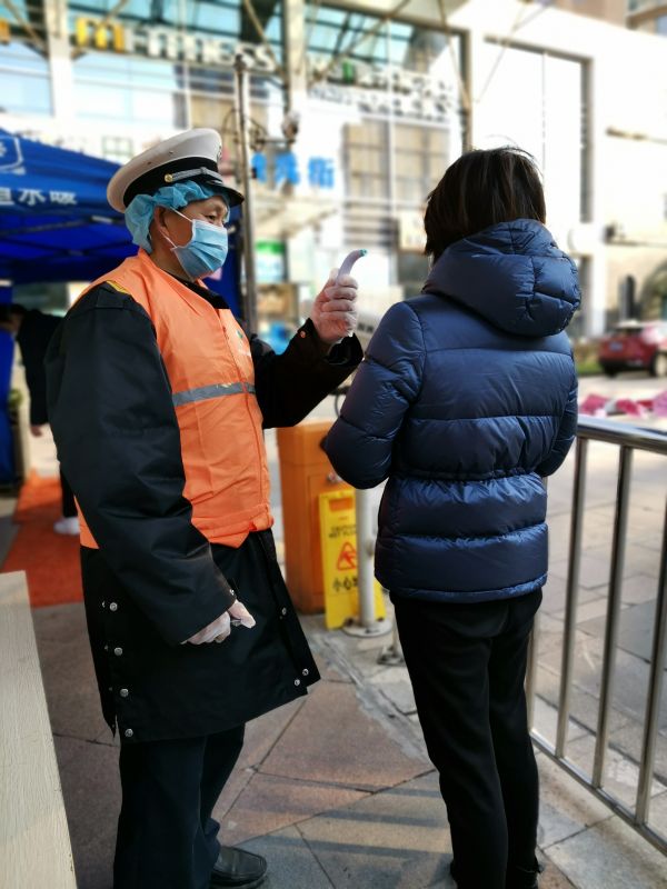 小区外拿个快递再进门也要测体温，北上广小区封闭管理不松动
