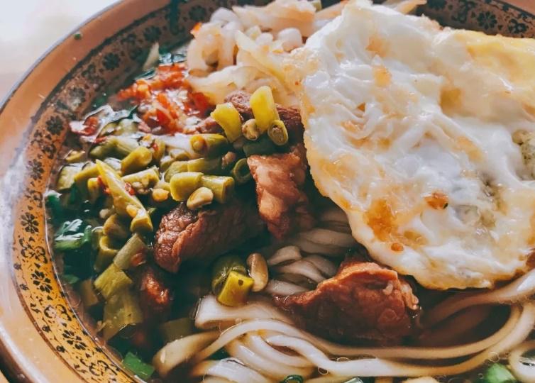 第一时间就是吃一碗广西特点米粉,湖南米粉最正宗的吃法