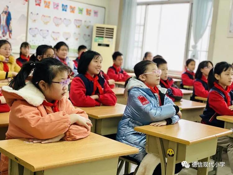 砥砺“三牛”精神，奋蹄疾驰新征程——奎文区德信现代小学“童心向*党**”升旗仪式暨新学期开学典礼