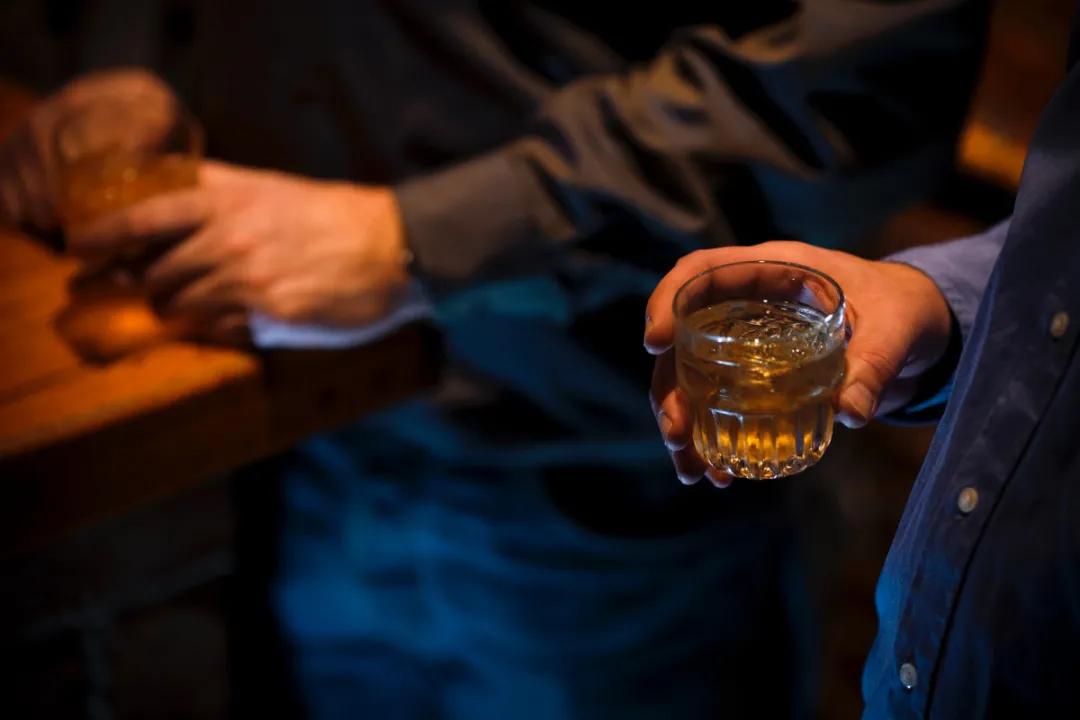 父子二人仗剑走天涯,父子俩并肩前行