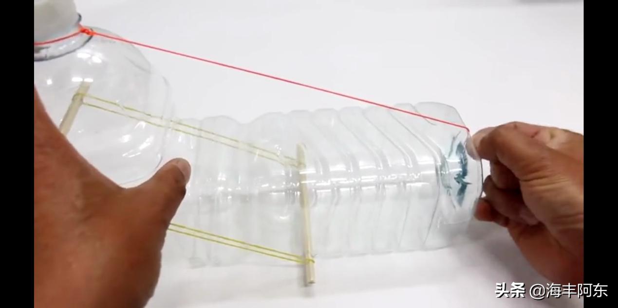 用酒瓶捕捉老鼠视频,捉老鼠妙招大矿泉水瓶