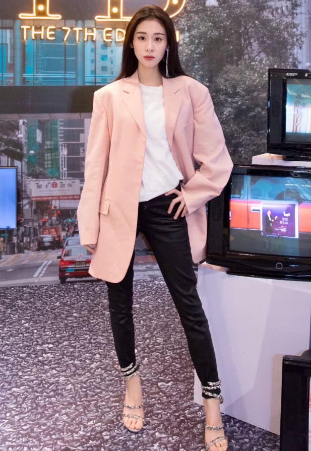 张碧晨牛仔裤照穿搭,张碧晨皮衣皮裤图片