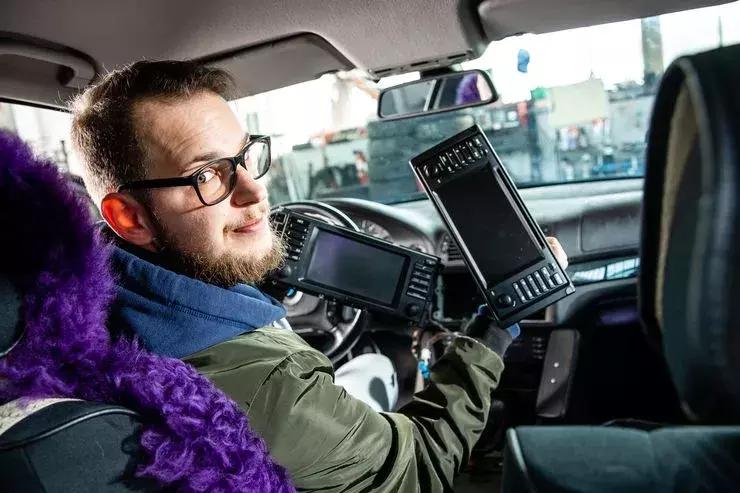 德国小哥欲廉价的改装，从中国订了一堆配件到货后感觉自己沙雕了