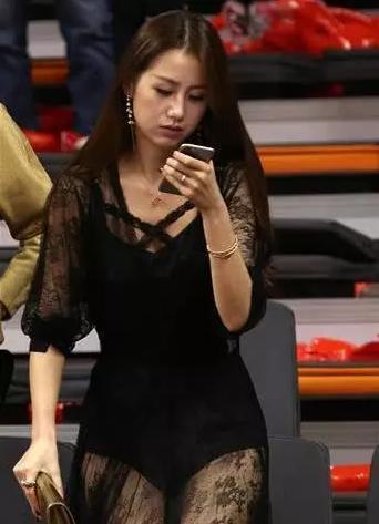 易建联妻子荆灵照片图文,易建联妻子荆灵是哪国国籍呀