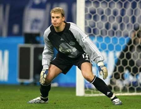 揭秘！因一次迟到成为门将，离开前遭受球迷掌掴，门卫第一人