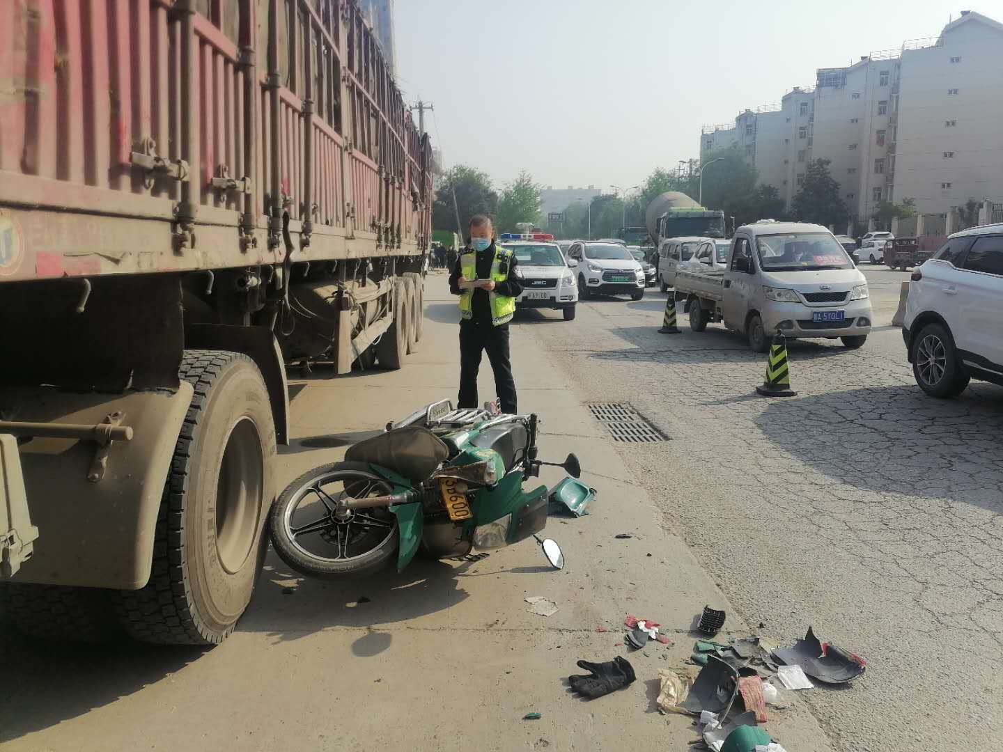 一张流程图既方便了群众又提升了效率西安临潼交警李晓东自创的交通事故处置工作法一举两得