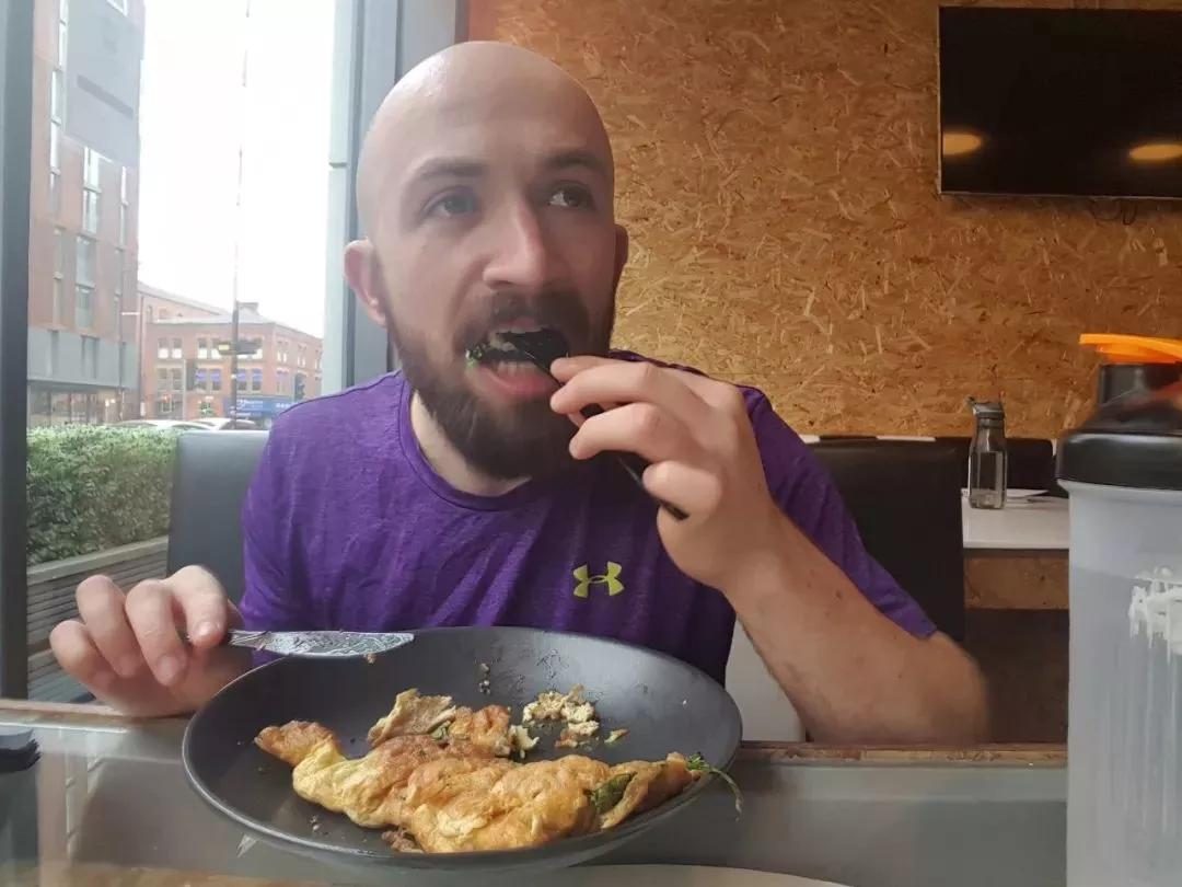 外国小哥模仿魔法师,外国小哥模仿吃东西的动作