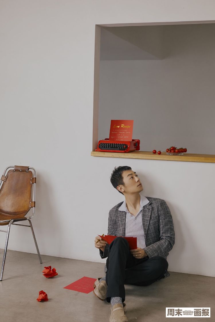 朱亚文西装帅气最新照,朱亚文全黑造型尽显成熟雅致