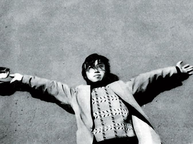 海子25岁自杀后，留下5封遗书，都有写道：我的死，是他俩导致的