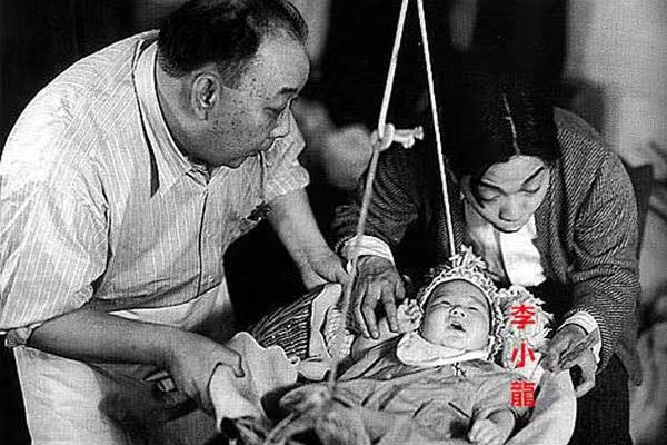 李小龙和他的父亲,19岁李小龙拍的电影