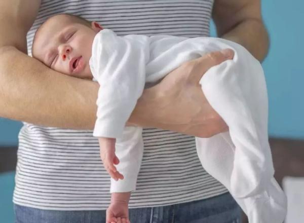 新生儿怎么抱姿势正确,新生儿怎么抱才不会吐奶